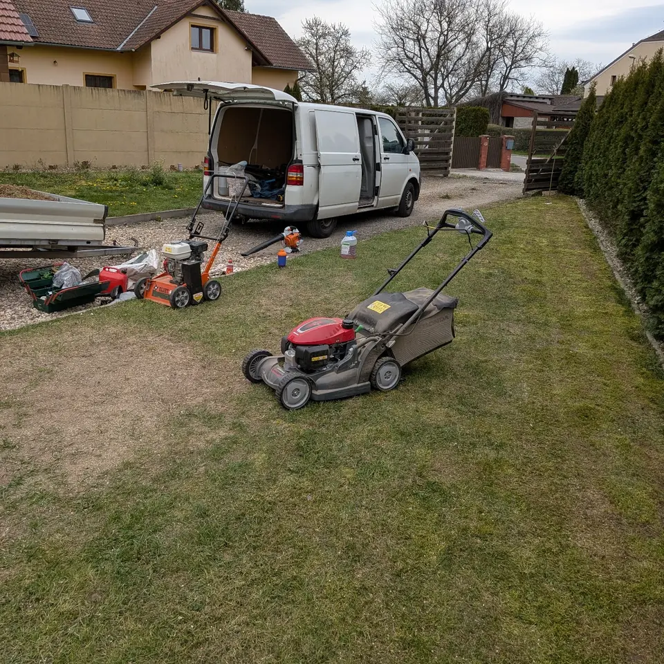 Dodávka FOX Garden s technikou při práci v terénu