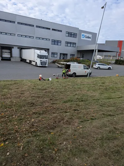 Údržba zeleně u logistické haly CEDES, skutečná práce FOX Garden