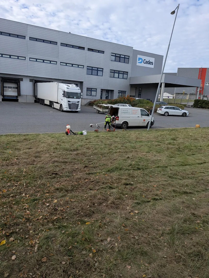 Pracovníci FOX Garden při údržbě travnatých venkovních ploch před halou CEDES.